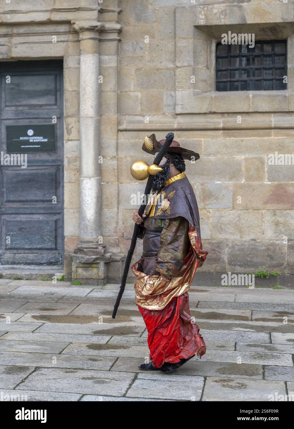 Pellegrini sulla via di San Giacomo di fronte alla Cattedrale di Santiago de Compostela in Spagna Foto Stock