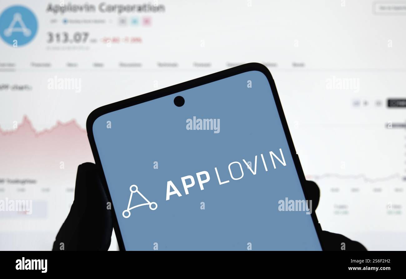 Il logo App lovin viene visualizzato sullo smartphone. AppLovin Corporation è un'azienda americana di tecnologia mobile Foto Stock