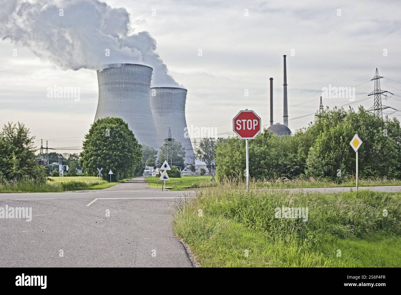 Una fotografia di una centrale nucleare con un simbolo di arresto Foto Stock