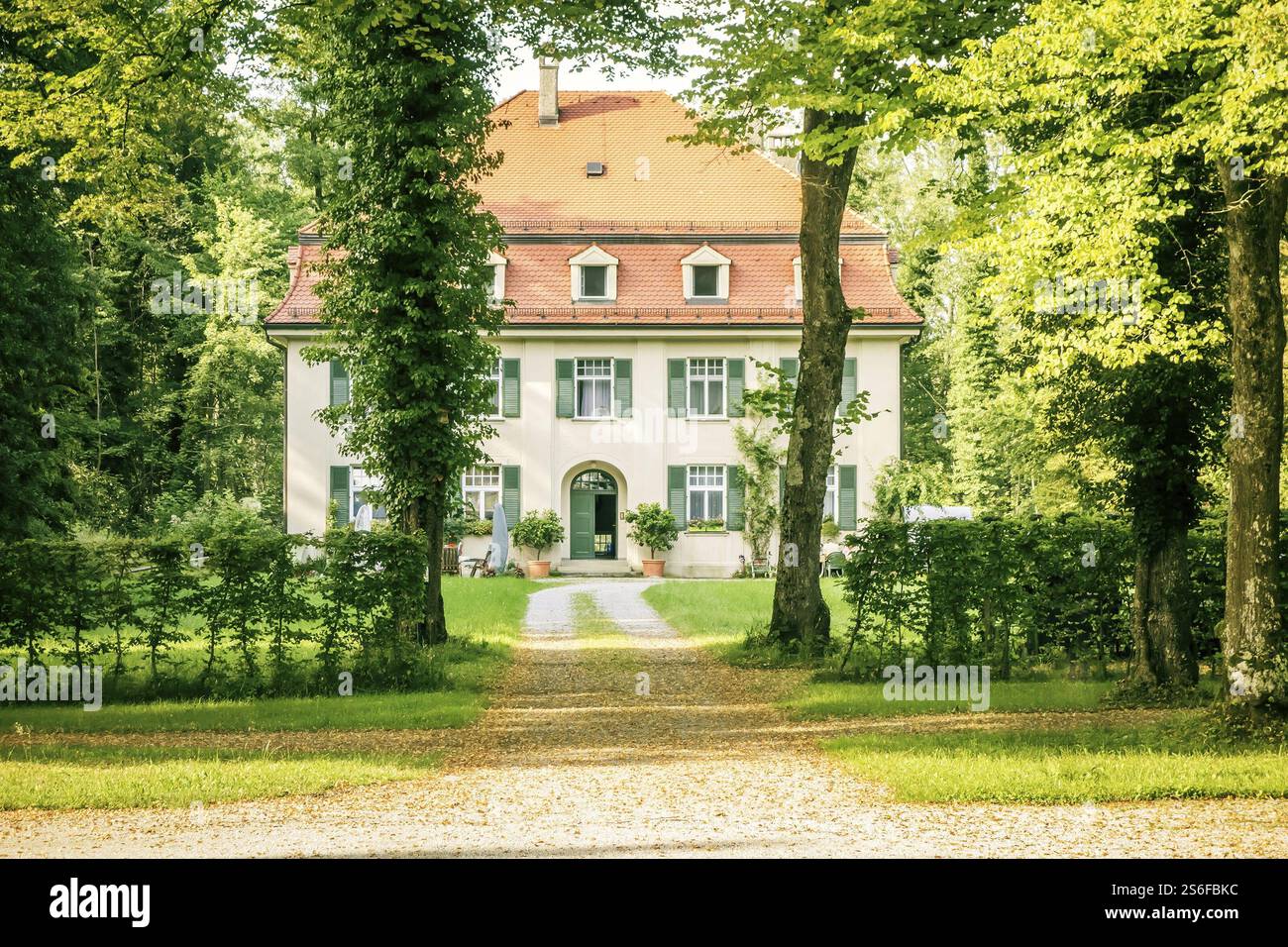 Una immagine di una bella casa nascosta nel verde Foto Stock