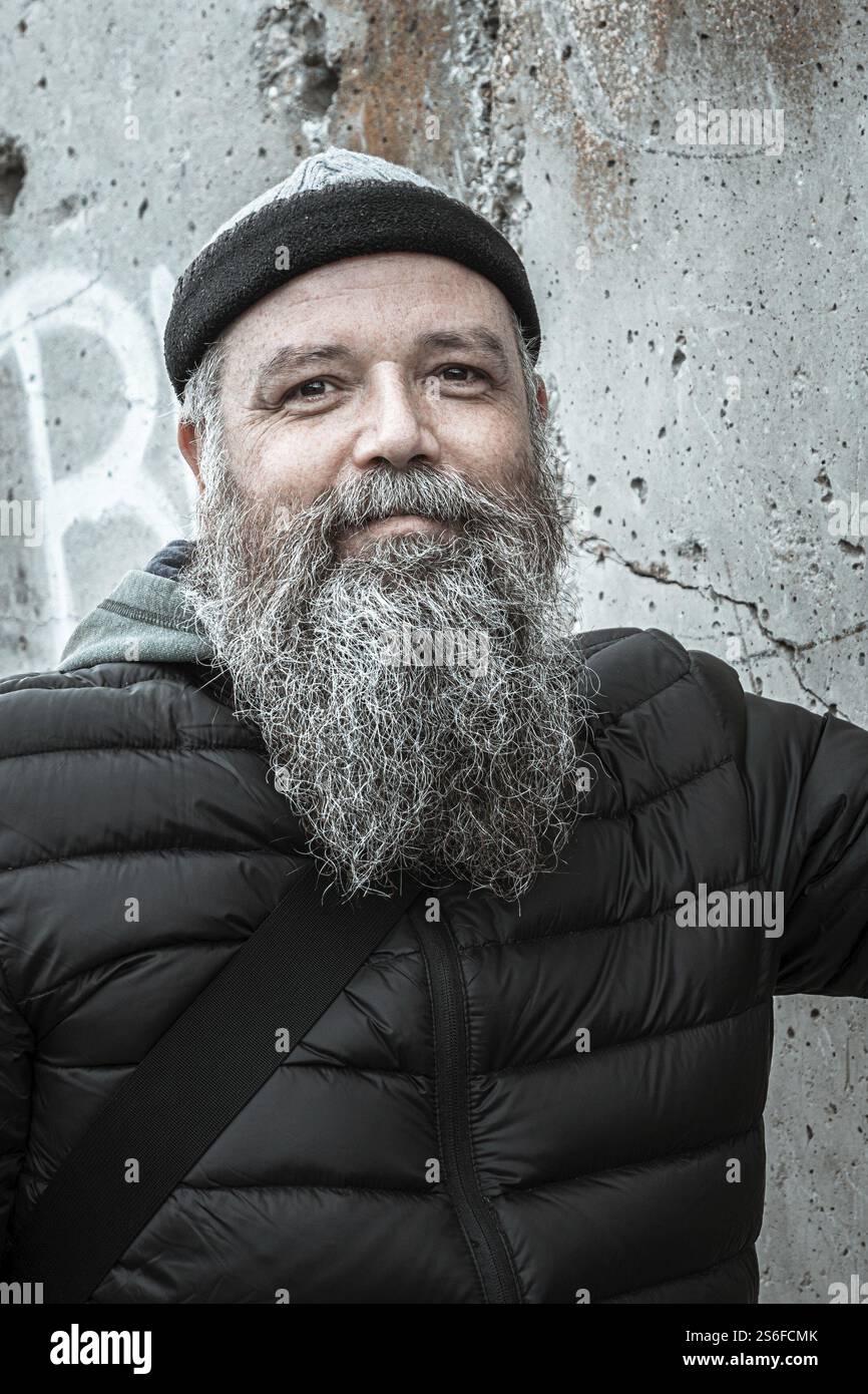 Un'immagine di un uomo barbuto con freddo all'aperto Foto Stock