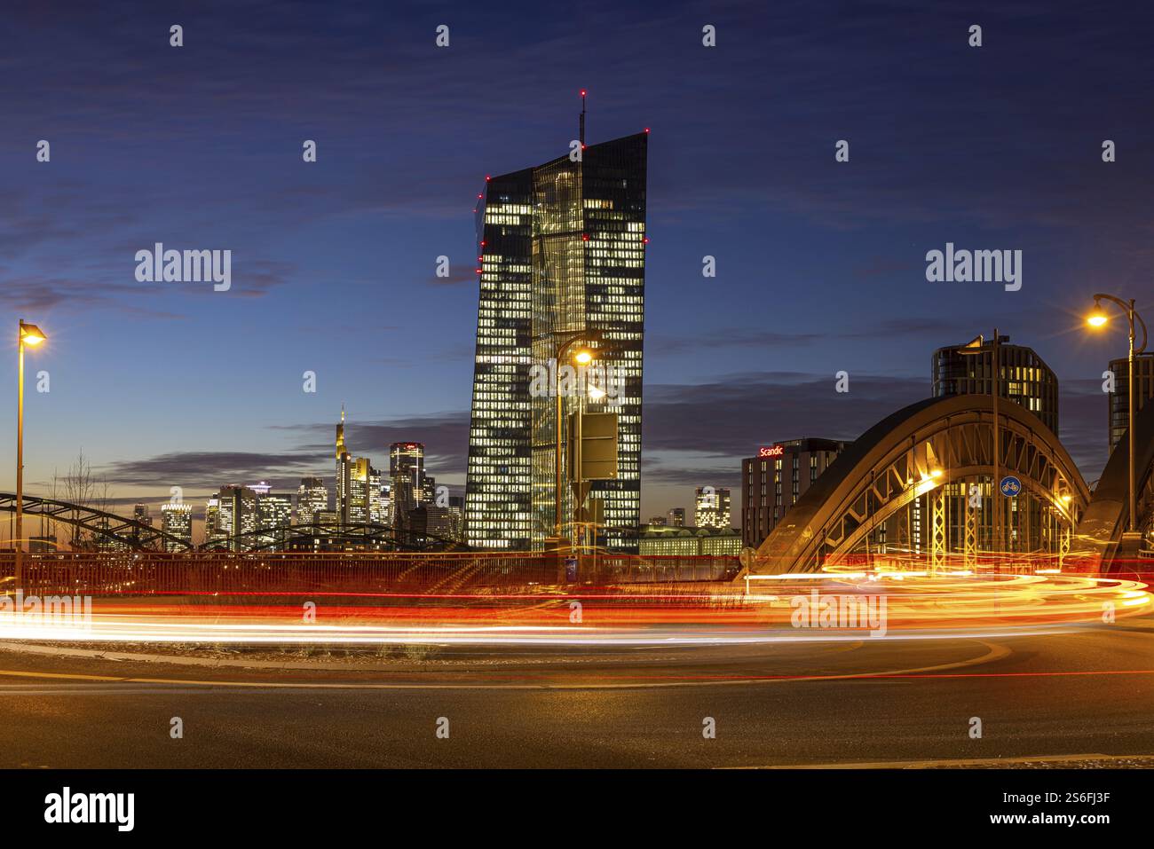 Le luci degli uffici della Banca centrale europea (BCE) a Francoforte sul meno brillano la sera, Francoforte sul meno, Osthafen, Assia, Germania, E Foto Stock