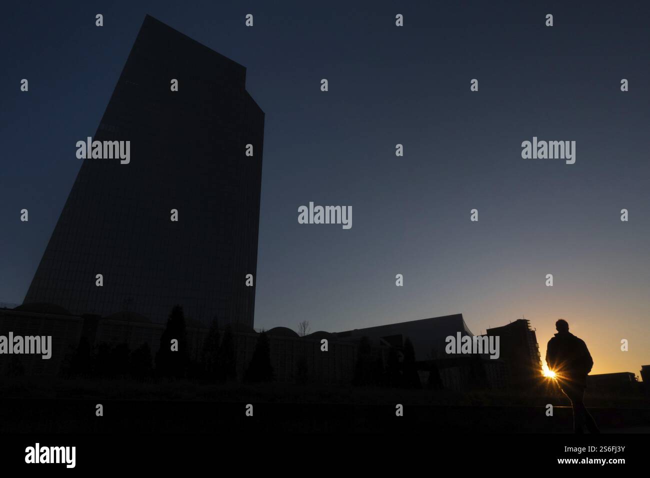 La sagoma della Banca centrale europea (BCE) a Francoforte sul meno si distingue contro il cielo serale al tramonto, Francoforte sul meno, Osthafen, Hess Foto Stock