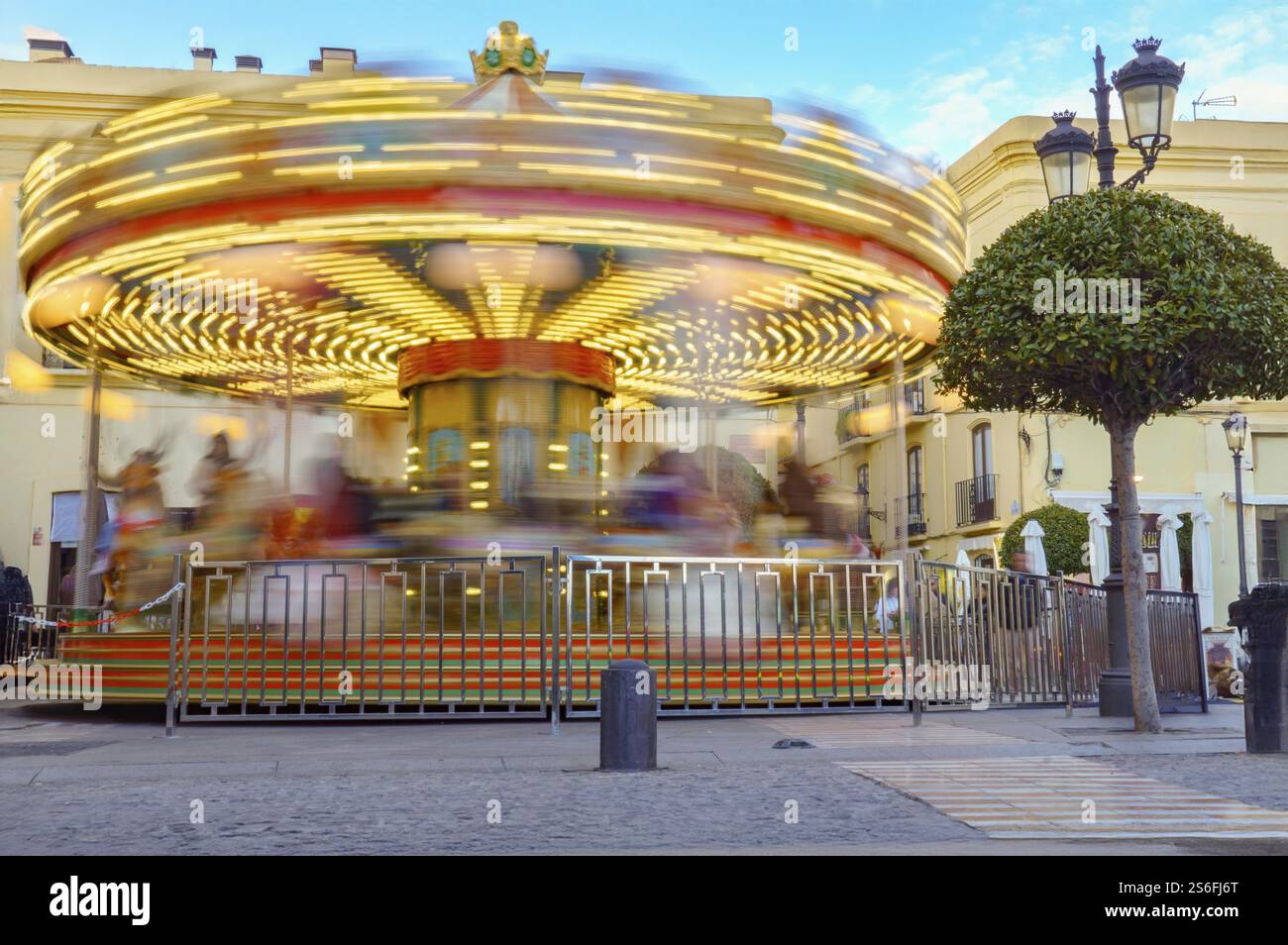Ruota panoramica colorata che gira a una bella esposizione fotografica Foto Stock