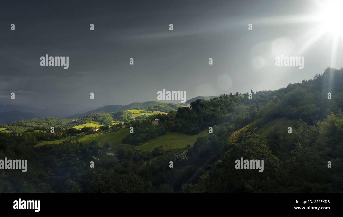 Un'immagine del paesaggio maltempo ad Urbino Italia Foto Stock