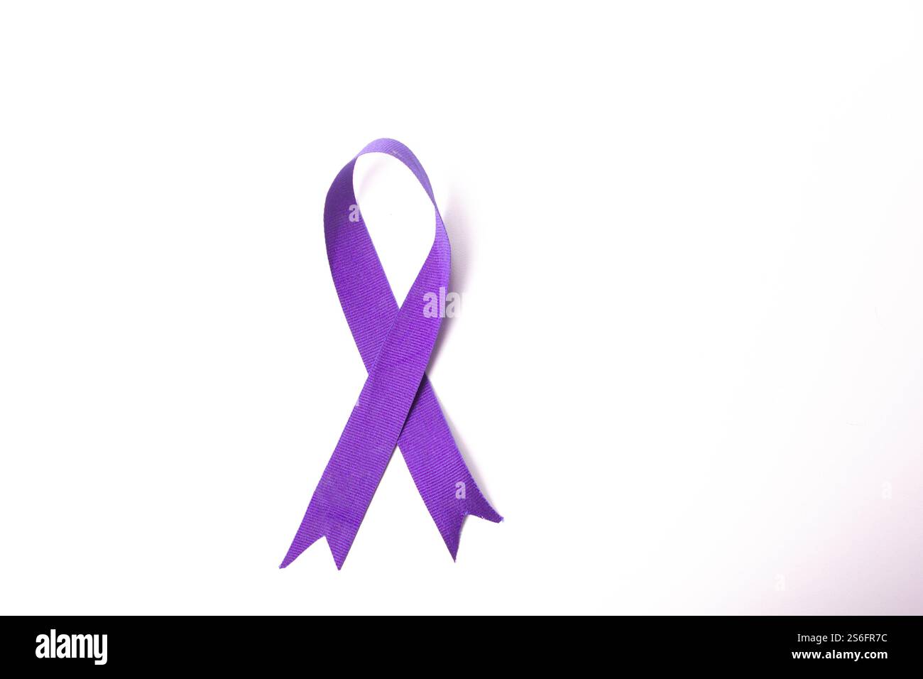 Nastro viola simbolo di consapevolezza cancro pancreatico, malattia di Alzheimer, epilessia, Lupus, giornata mondiale del cancro Foto Stock