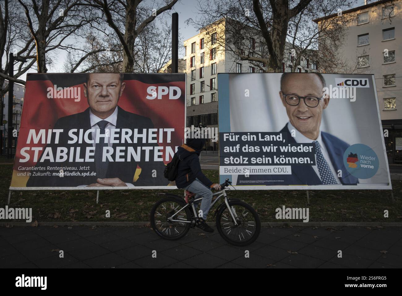 I manifesti elettorali dei candidati al cancelliere Olaf Scholz (SPD, sinistra) e Friedrich Merz (CDU, destra) si trovano sul ciglio della strada a Francoforte sul meno. Foto Stock