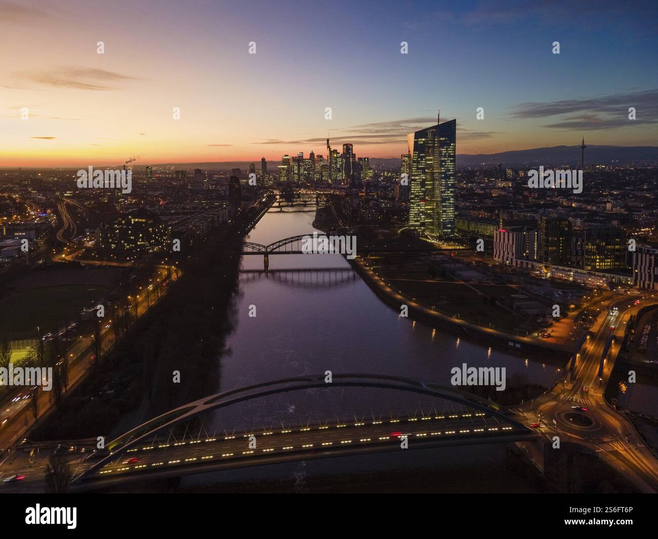 Le luci negli uffici della Banca centrale europea (BCE) e nei grattacieli dello skyline bancario di Francoforte brillano la sera poco dopo Foto Stock