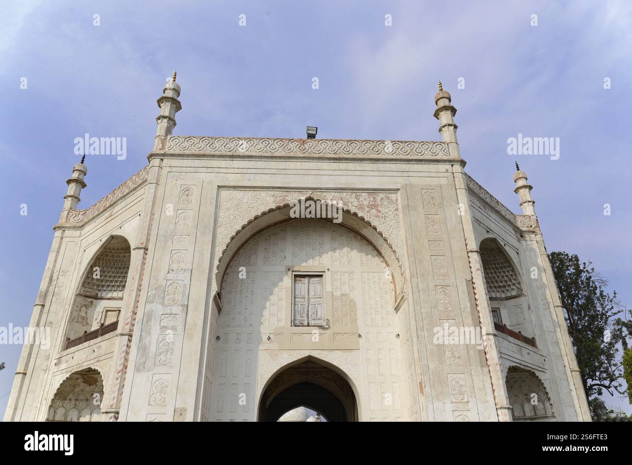 Bibi Ka Maqbara, Tomba, ad Aurangabad, Maharashtra, India, Asia, dettagliata Tor tor con decorazioni ornate e minareti contro un cielo blu, Aurangabad, Foto Stock