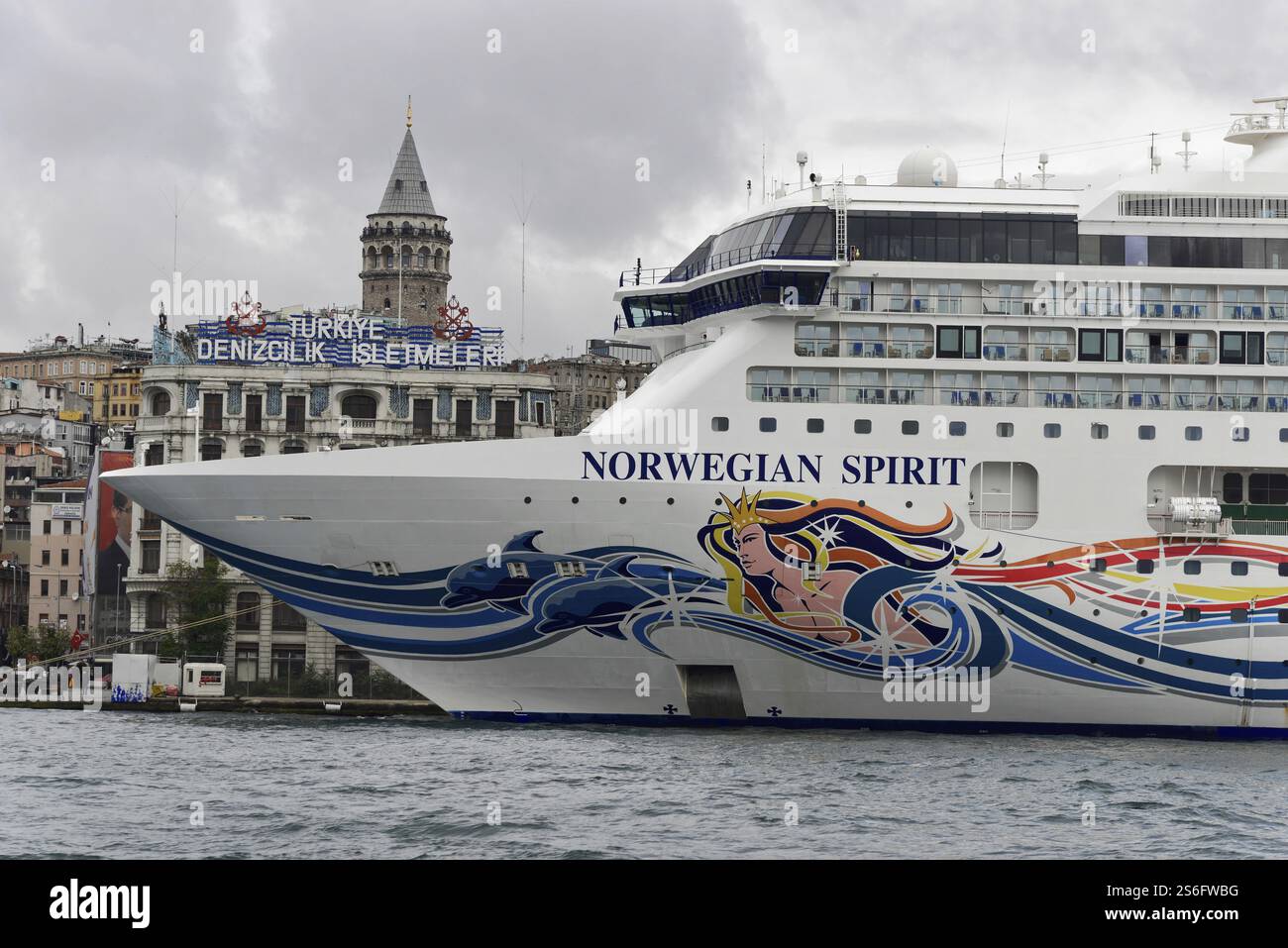 Grande nave da crociera nel porto di Istanbul con torre storica sullo sfondo, cielo nuvoloso, Istanbul Modern, Istanbul, Turchia, Asia Foto Stock
