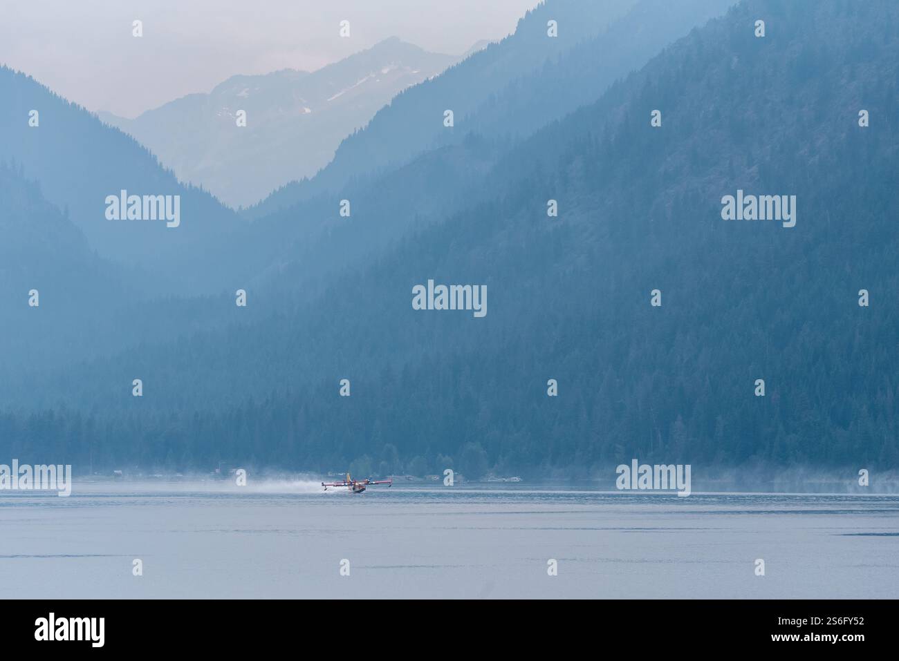 Aereo aereo antincendio che fa scoppare l'acqua dal lago Wallowa, Oregon. Foto Stock