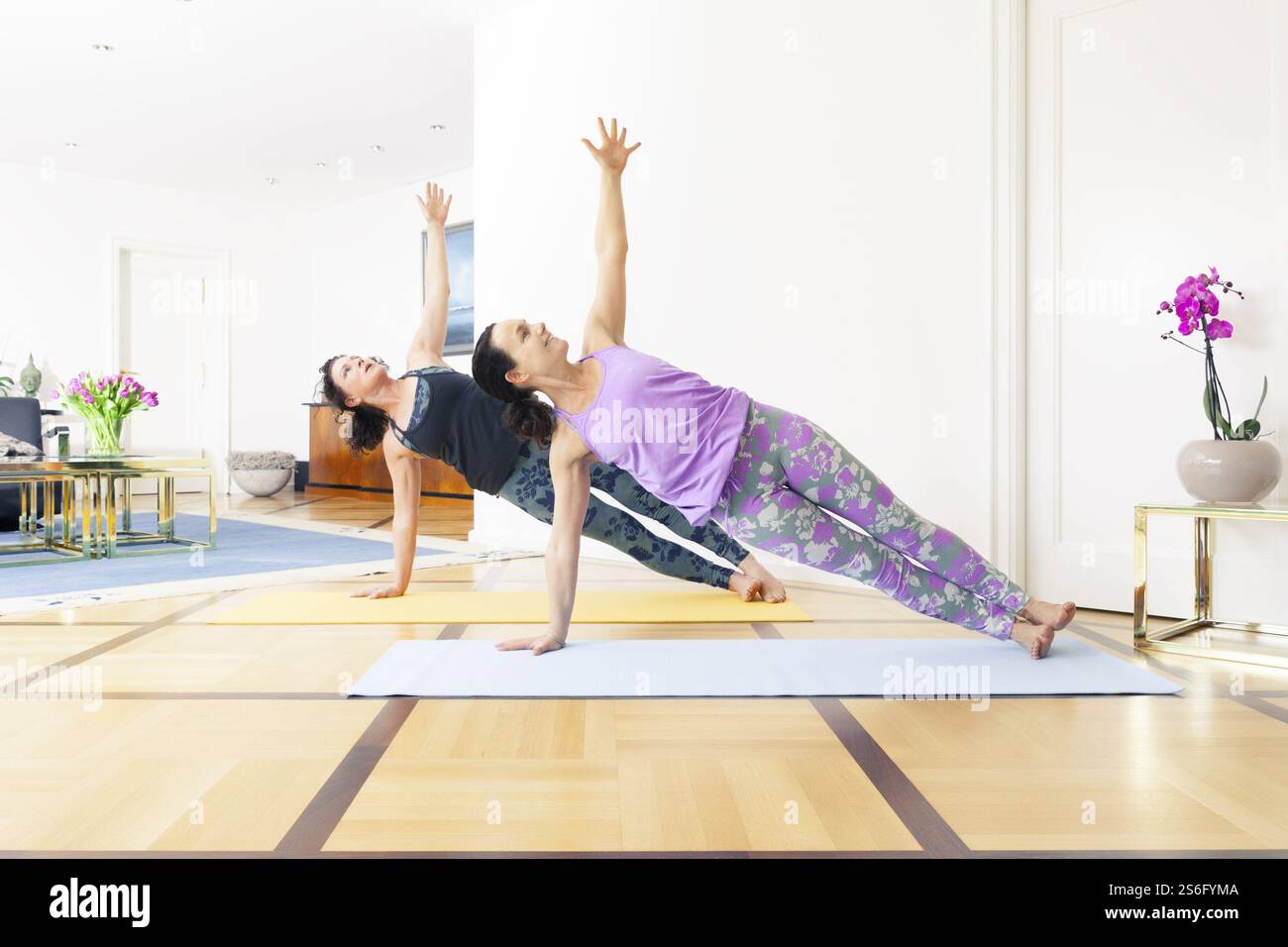 L'immagine di due donne a fare yoga a casa Foto Stock