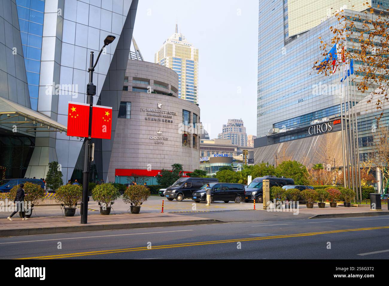 Shanghai, Cina. 7 gennaio 2025. Le bandiere della Repubblica Popolare Cinese sulle strade del centro storico Foto Stock