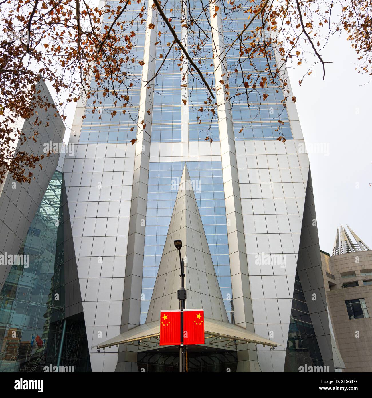 Shanghai, Cina. 7 gennaio 2025. Le bandiere della Repubblica Popolare Cinese sulle strade del centro storico Foto Stock