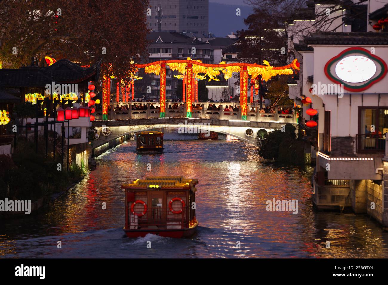 Nanjing, Cina. 16 gennaio 2025. Vista notturna dell'area panoramica del fiume Qinhuai decorata con lanterne prima del Festival di Primavera il 16 gennaio 2025 a Nanjing, nella provincia cinese di Jiangsu. La Fiera delle Lanterne di Qinhuai è un patrimonio culturale immateriale nazionale. Ogni anno, durante il Festival di Primavera e il Festival delle Lanterne, la fiera si tiene nel Tempio di Confucio, l'area panoramica del fiume Qinhuai. Credito: Yang Bo/China News Service/Alamy Live News Foto Stock