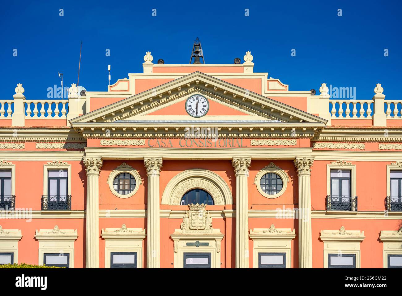 Vista frontale del municipio di Murcia, una città della Spagna, in una giornata di sole, traduzione di testo Casa Consistorial significa Municipio Foto Stock
