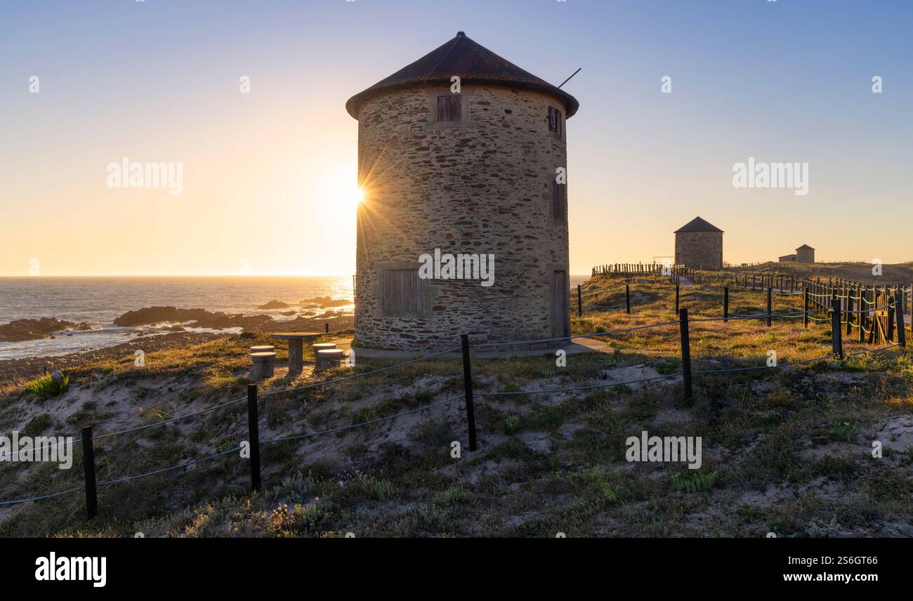 Mulini a vento Puglia al tramonto, Puglia, Esposende, Braga, Norte, Portogallo, penisola iberica, Europa occidentale Foto Stock