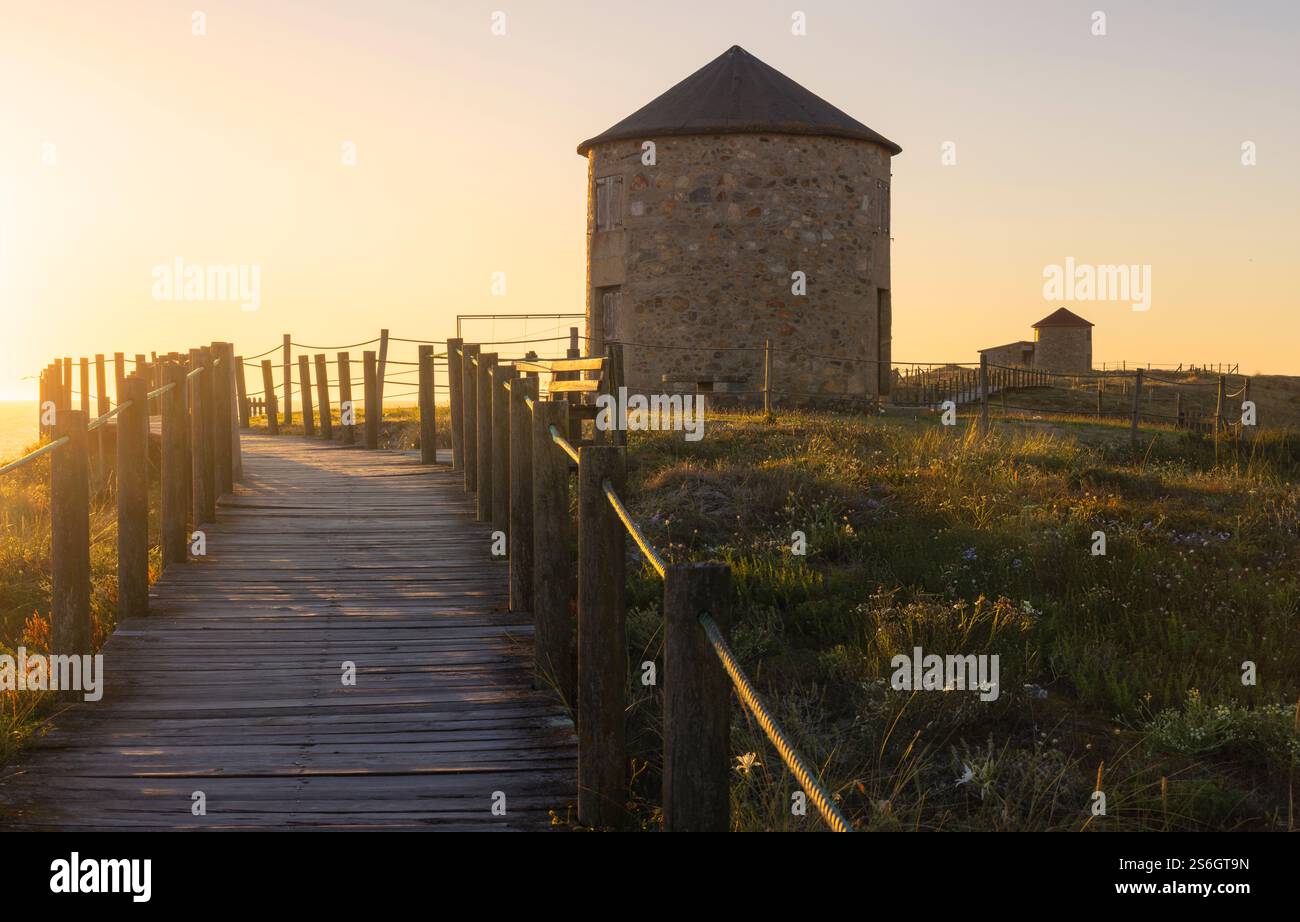Mulini a vento al tramonto, Puglia, Esposende, Braga, Norte, Portogallo, penisola iberica, Europa occidentale Foto Stock