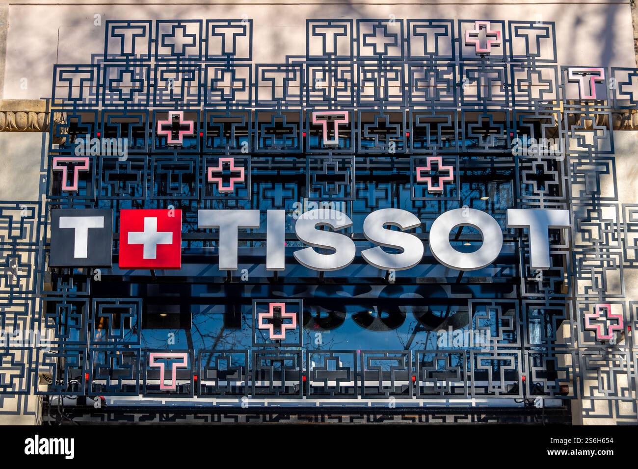 Insegna e logo del negozio Tissot su Avenue des Champs-Elysées a Parigi, Francia. Tissot è un marchio svizzero e un'azienda che produce orologi di lusso Foto Stock