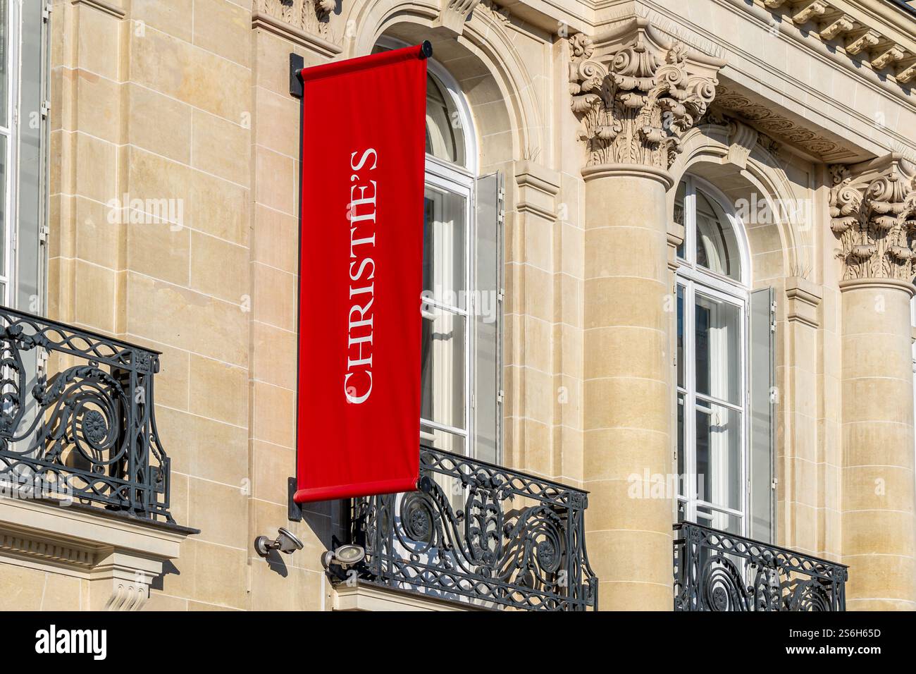 Facciata dell'edificio Christie's a Parigi, in Francia, con uno striscione rosso. Christie's è una casa d'aste internazionale con sede a Londra, Regno Unito Foto Stock