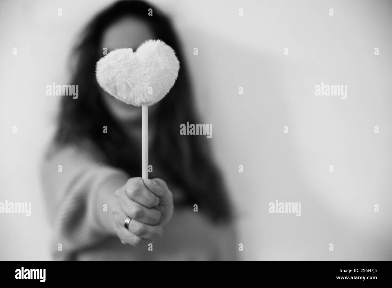 Donne che tengono una penna con un cuore addosso Foto Stock