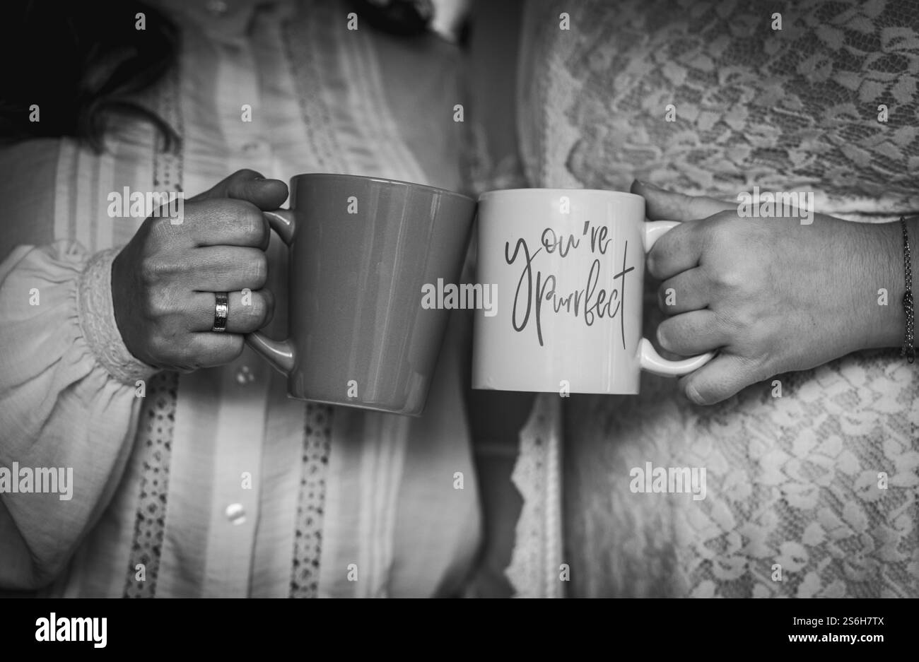Due donne in bianco che bevono tè Foto Stock