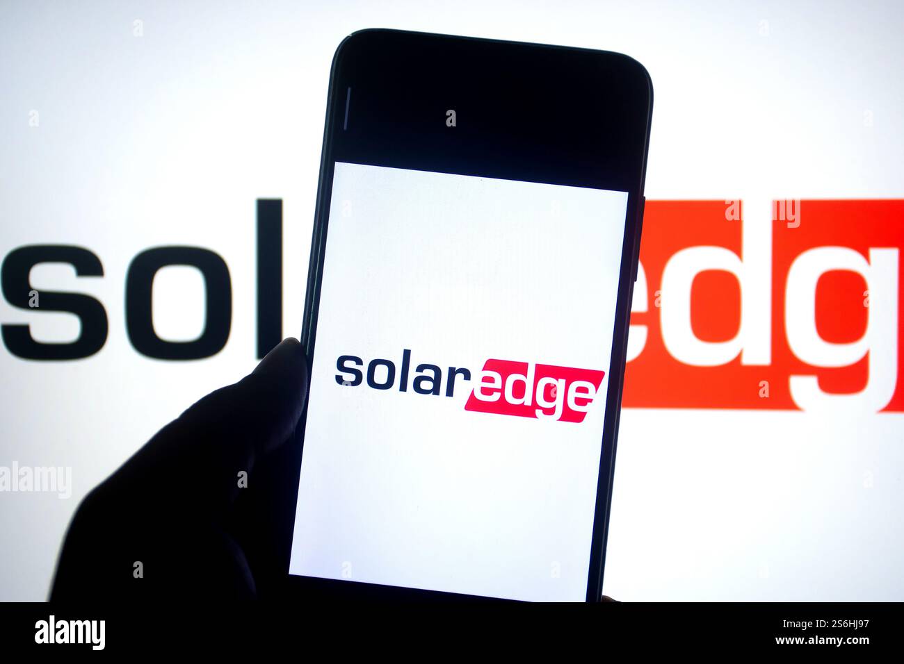 In questa immagine, un logo SOLAR Edge viene visualizzato su uno smartphone e sullo sfondo. (Foto di Avishek Das / SOPA Images/Sipa USA) *** esclusivamente per notizie editoriali *** Foto Stock