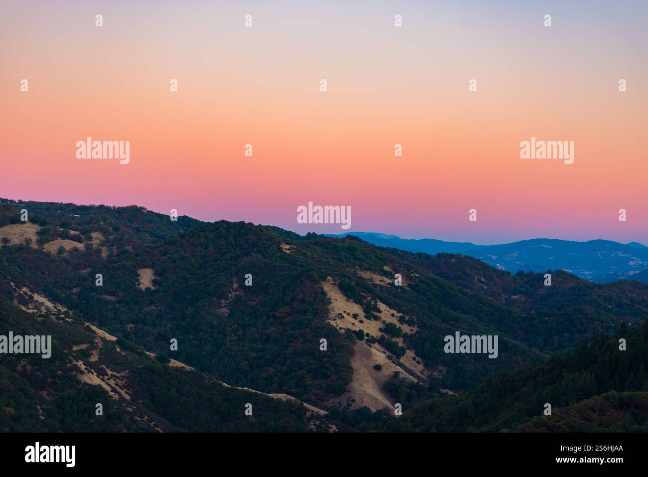 Glow del tramonto sulle montagne estive Foto Stock