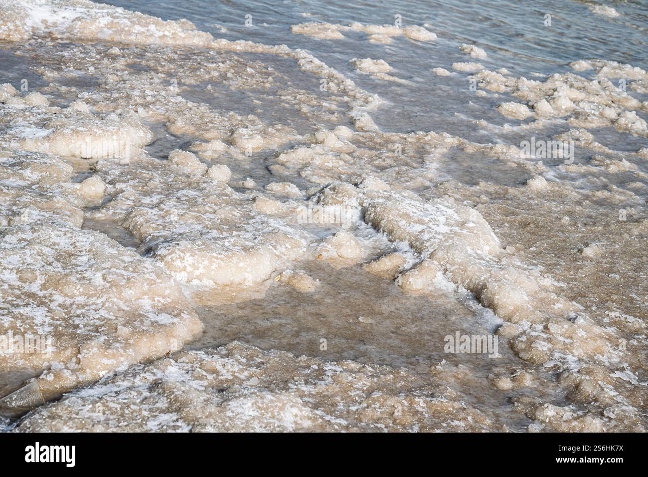 Distese saline - i depositi di sale sono causati dall'evaporazione dell'acqua e dal calo del livello dell'acqua del Mar morto Foto Stock