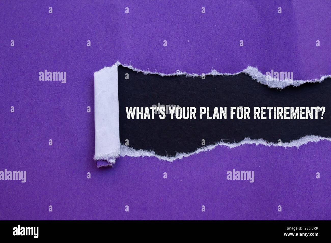 Qual è il tuo piano per il messaggio di pensionamento scritto su carta strappata viola su sfondo nero. Concettuale qual è il tuo piano per il simbolo di pensione. Co Foto Stock