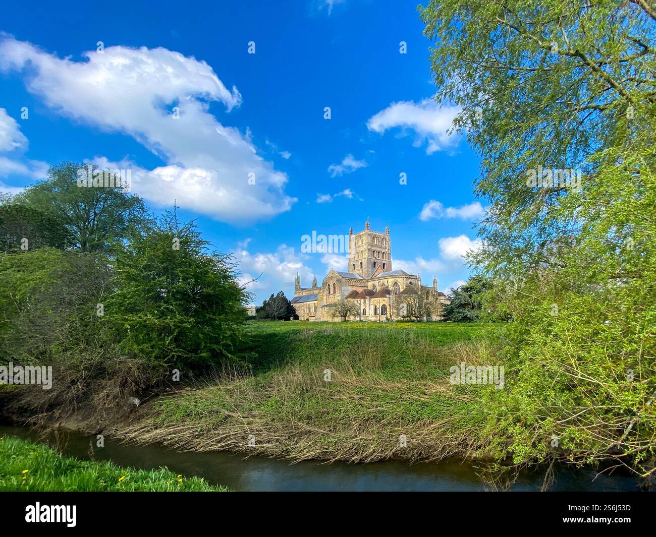 Abbazia di Tewkesbury sotto il sole estivo, Gloucestershire, Regno Unito. - Immagine stock catturata con smartphone