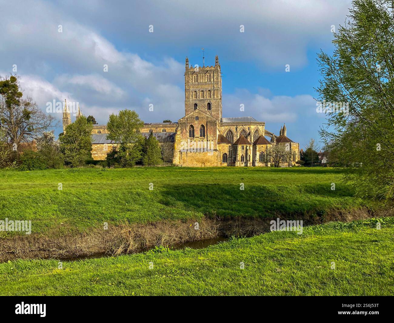 Abbazia di Tewkesbury sotto il sole estivo, Gloucestershire, Regno Unito. - Immagine stock catturata con smartphone