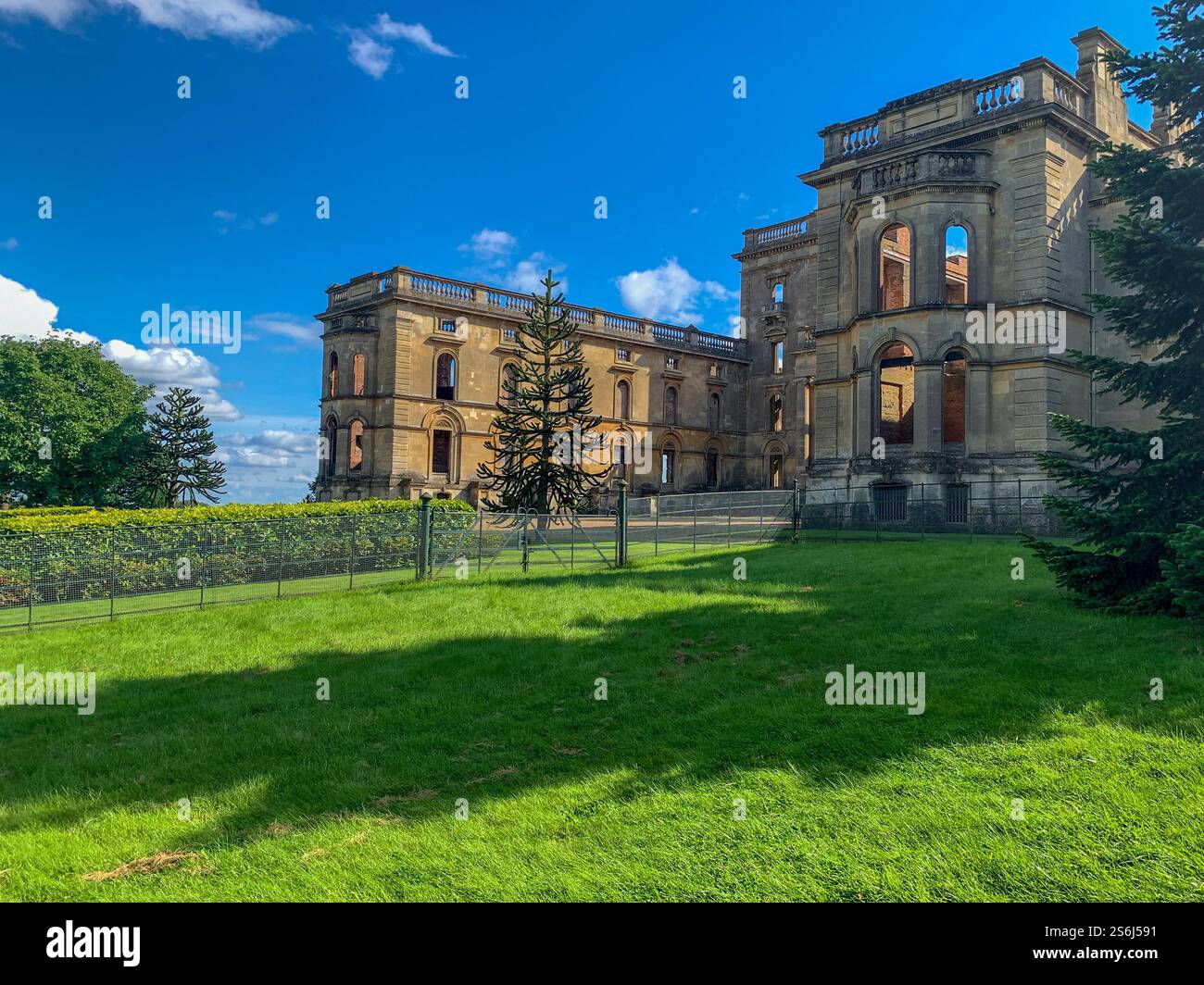Sole autunnale sulle rovine della residenza di Witley Court, Great Witley, Worcestershire, Regno Unito - Immagine stock catturata con smartphone
