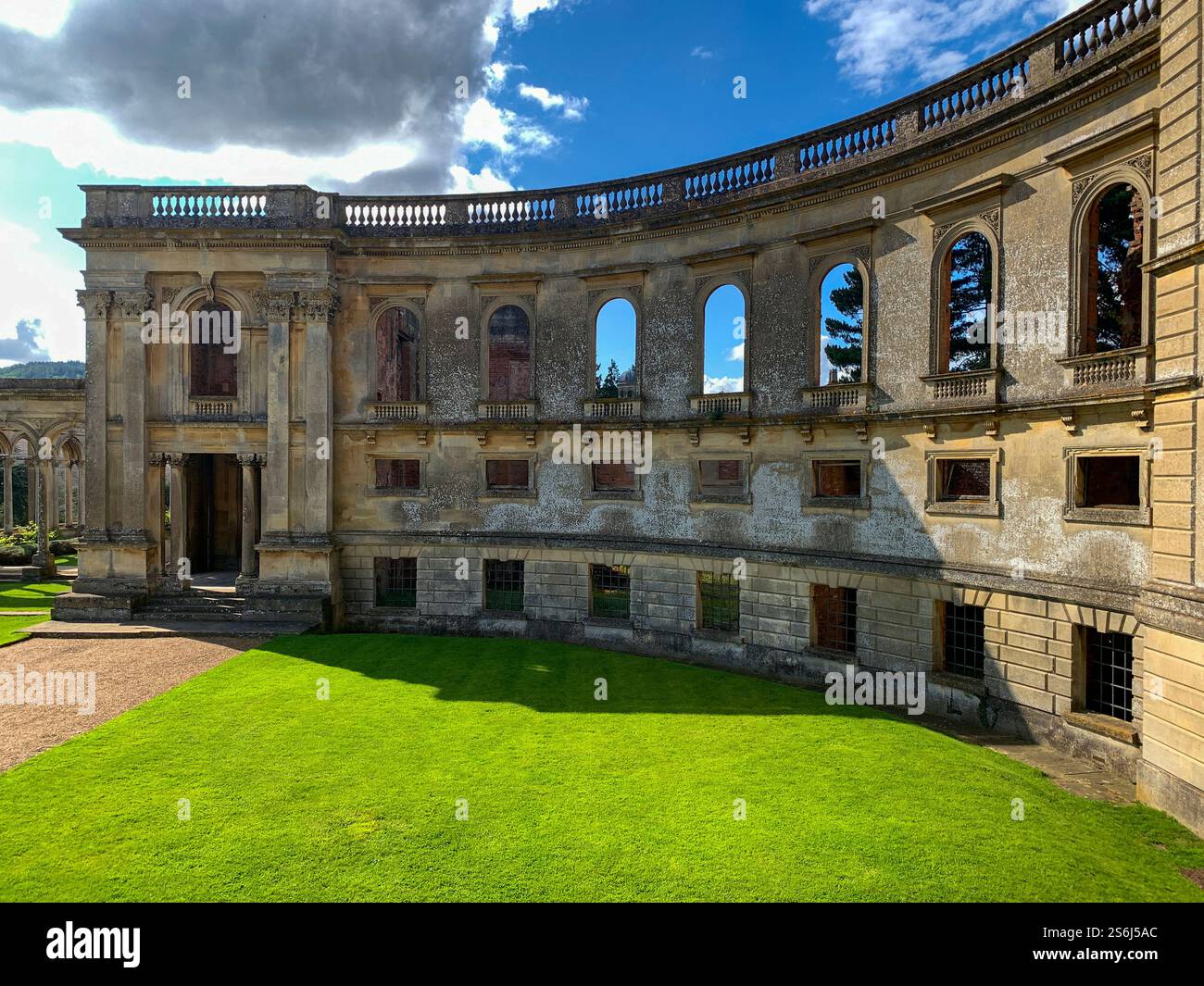Sole autunnale sulle rovine della residenza di Witley Court, Great Witley, Worcestershire, Regno Unito - Immagine stock catturata con smartphone