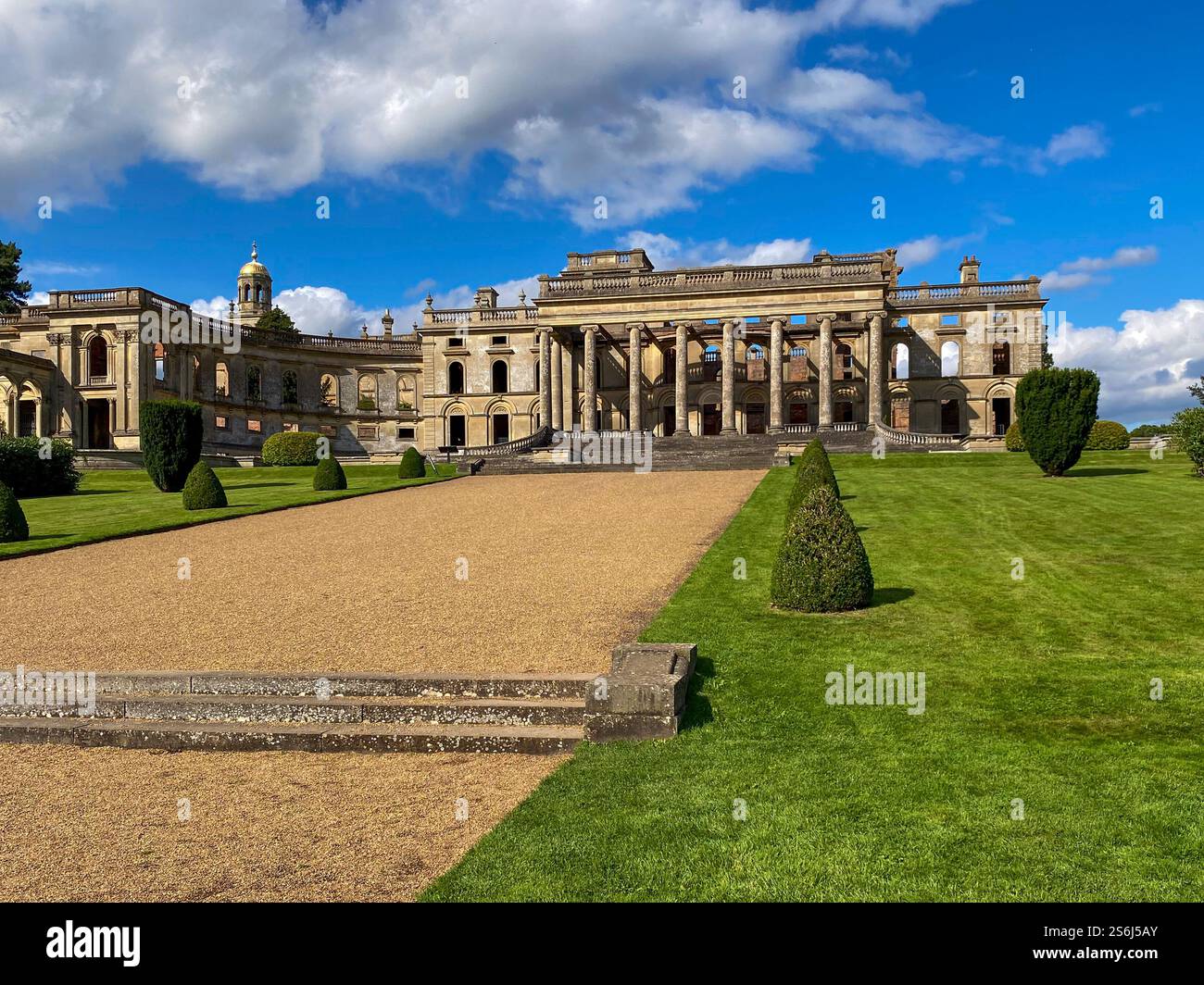 Sole autunnale sulle rovine della residenza di Witley Court, Great Witley, Worcestershire, Regno Unito - Immagine stock catturata con smartphone