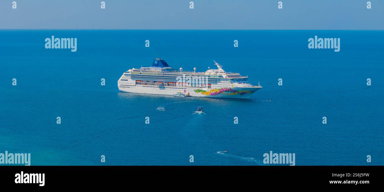Grande nave da crociera con scafo colorato in acque cristalline vicino alla Thailandia Foto Stock