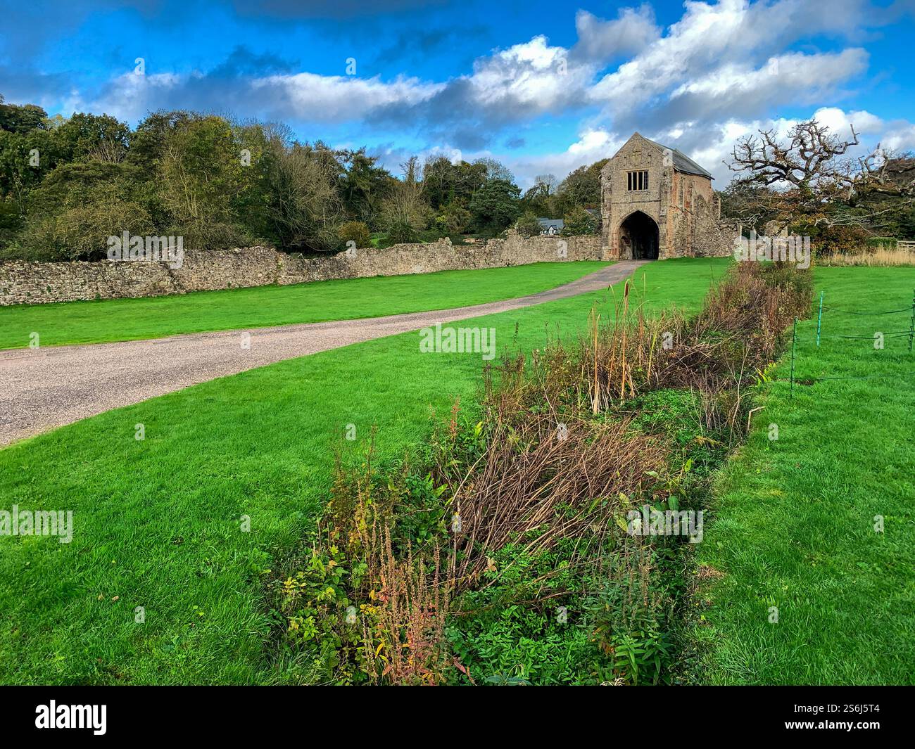 Lo storico cancello di Cleeve Abbey vicino al villaggio di Washford nel Somerset, Regno Unito - Immagine stock catturata con smartphone