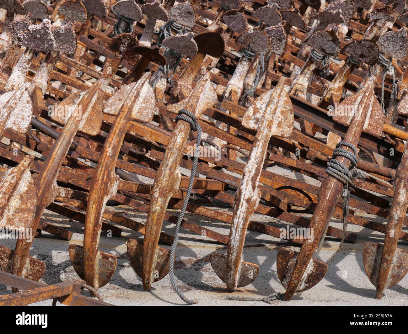 Le ancore della nave arrugginita sono poste l'una accanto all'altra nel porto peschereccio di Tarifa Spain OrderTich Foto Stock