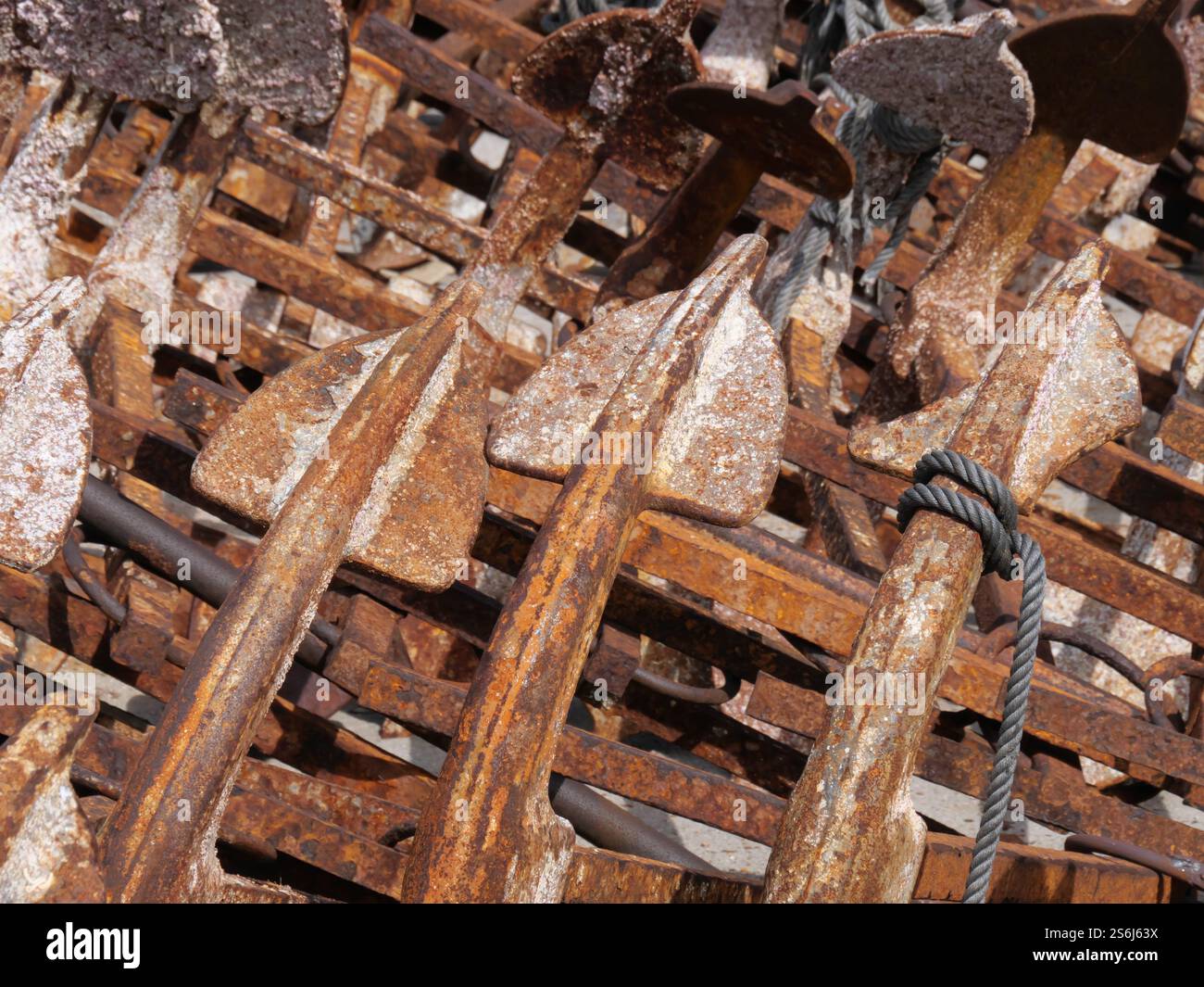Le ancore della nave arrugginita sono poste l'una accanto all'altra nel porto peschereccio di Tarifa Spain OrderTich Foto Stock