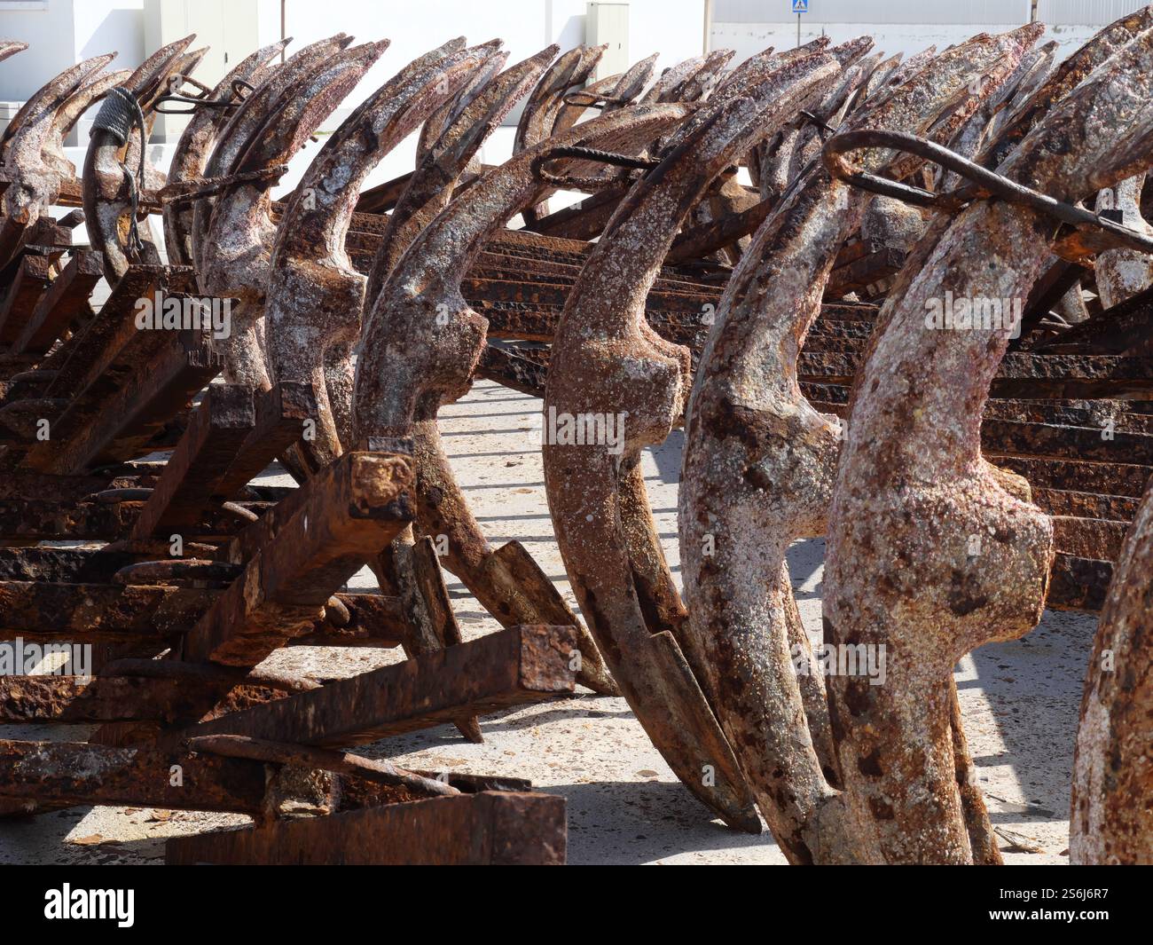 Le ancore della nave arrugginita sono poste l'una accanto all'altra nel porto peschereccio di Tarifa Spain OrderTich Foto Stock