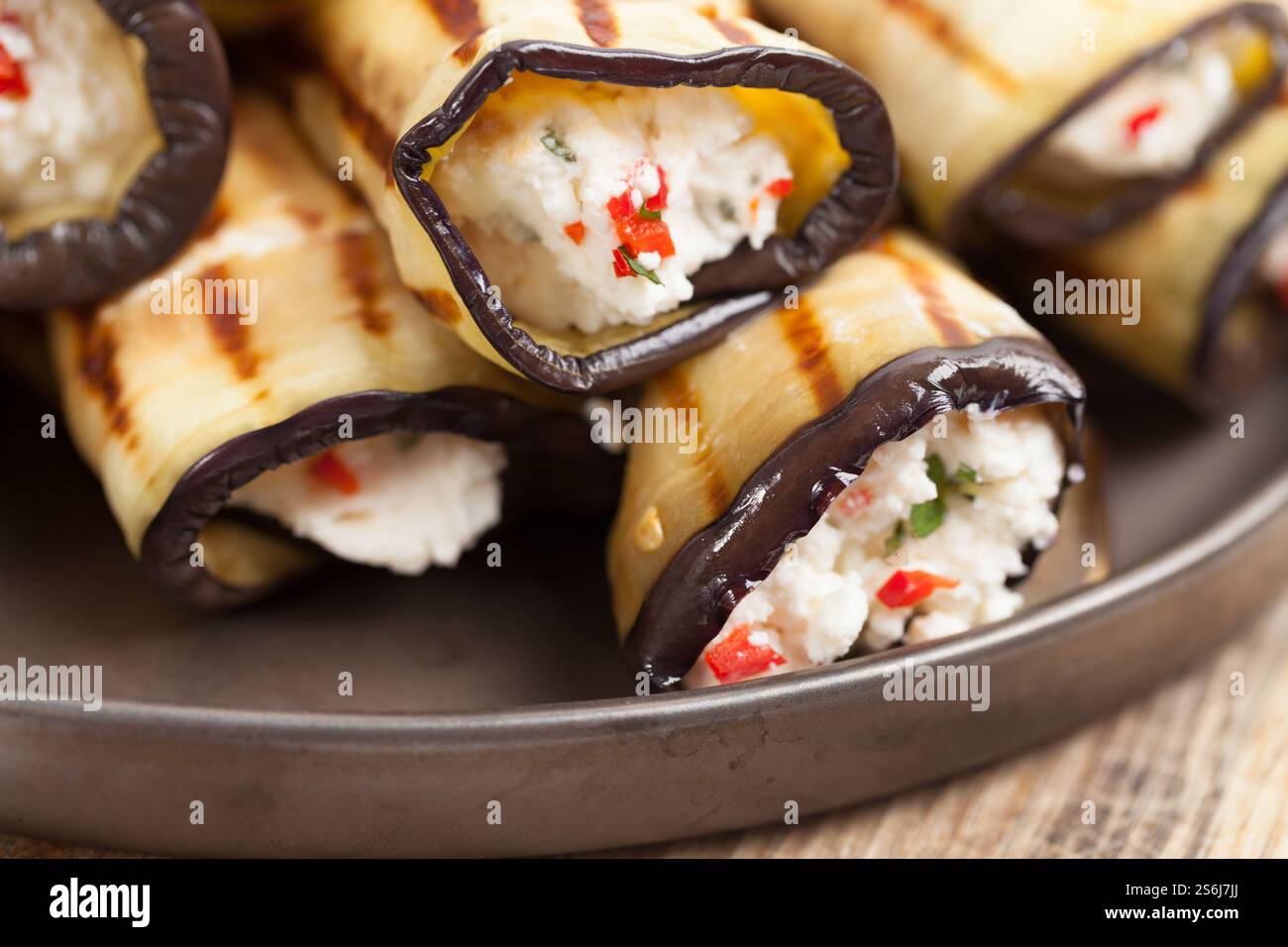 Involtini di melanzane grigliati con feta, menta e peperoncino. Foto Stock