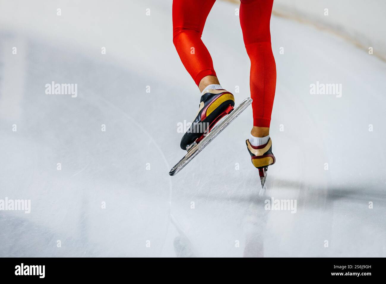 gambe skater maschile in pelle rossa vestito su fondo ghiaccio Foto Stock