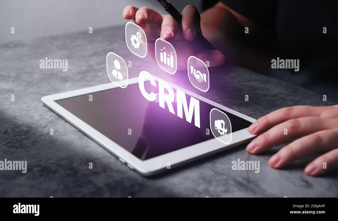 Concetto di gestione delle relazioni con i clienti. Strategie di conservazione. CRM o programma di fidelizzazione dei clienti. Donna usa un tablet digitale per CRM. Foto Stock