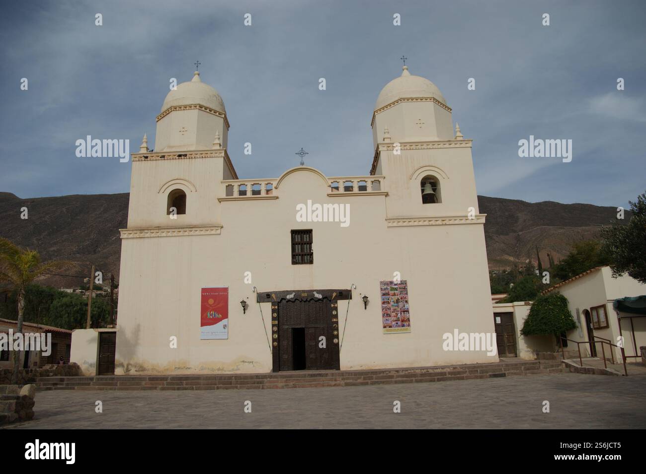 Antica Cappella di nostra Signora o del Rosario e San Francesco situata a Tilcara, Jujuy, Argentina. Stile coloniale con un cielo tempestoso e montagne. Foto Stock