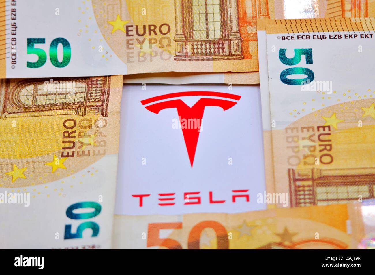 17 gennaio 2025, Firenze Italia, in questa foto illustrazione, logo Tesla con banconote in euro. Foto Stock