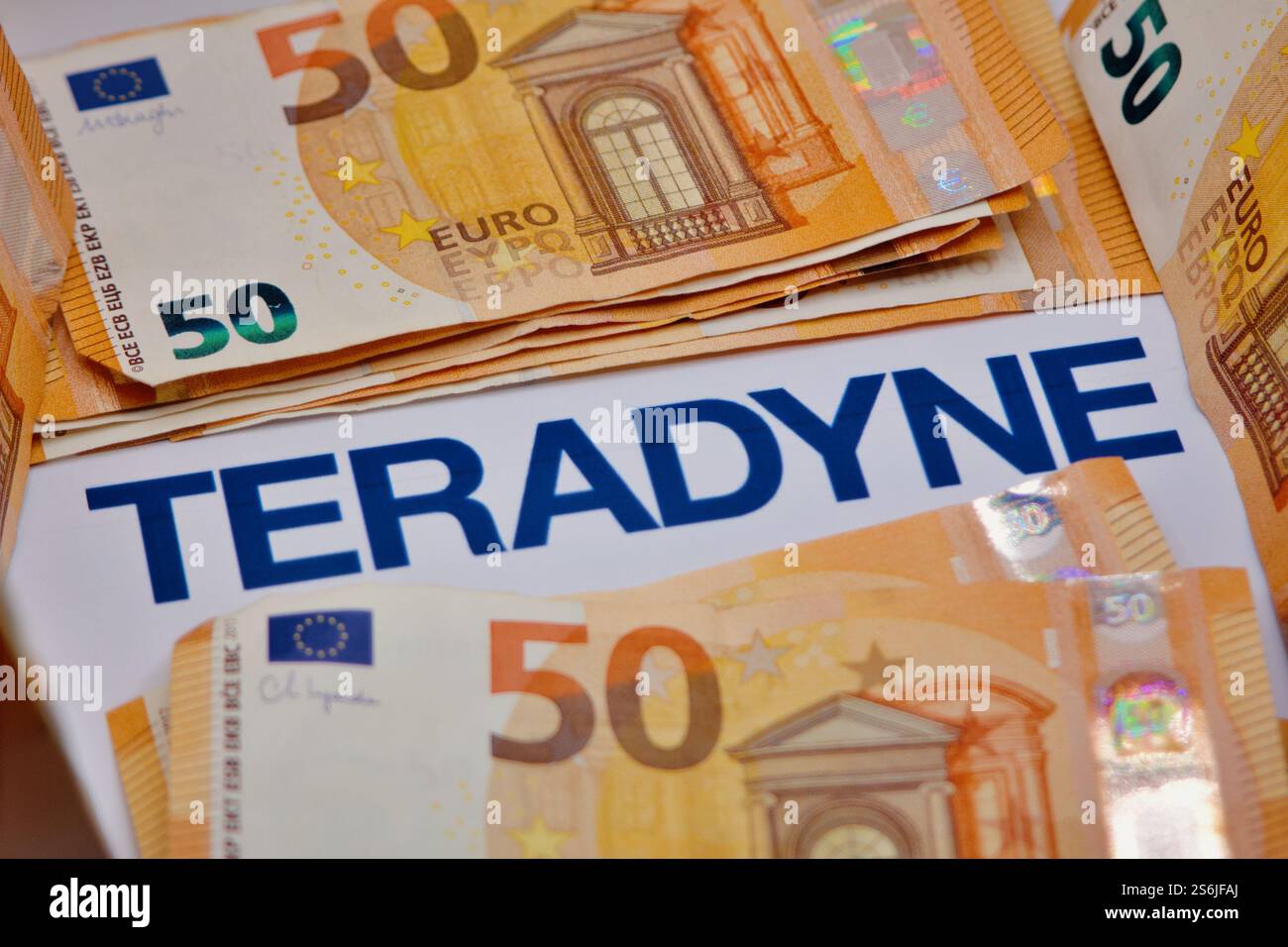 17 gennaio 2025, Firenze Italia, in questa foto illustrazione, logo Teradyne con banconote in euro. Foto Stock