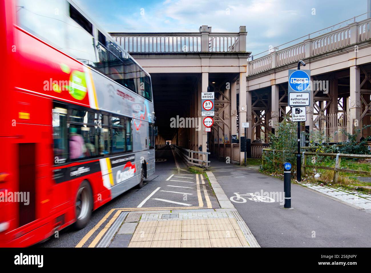 l'autobus a due piani sfocato raggiunge velocemente il ponte ad alto livello sul fiume tyne newcastle, segnali deboli del ponte inglese Foto Stock