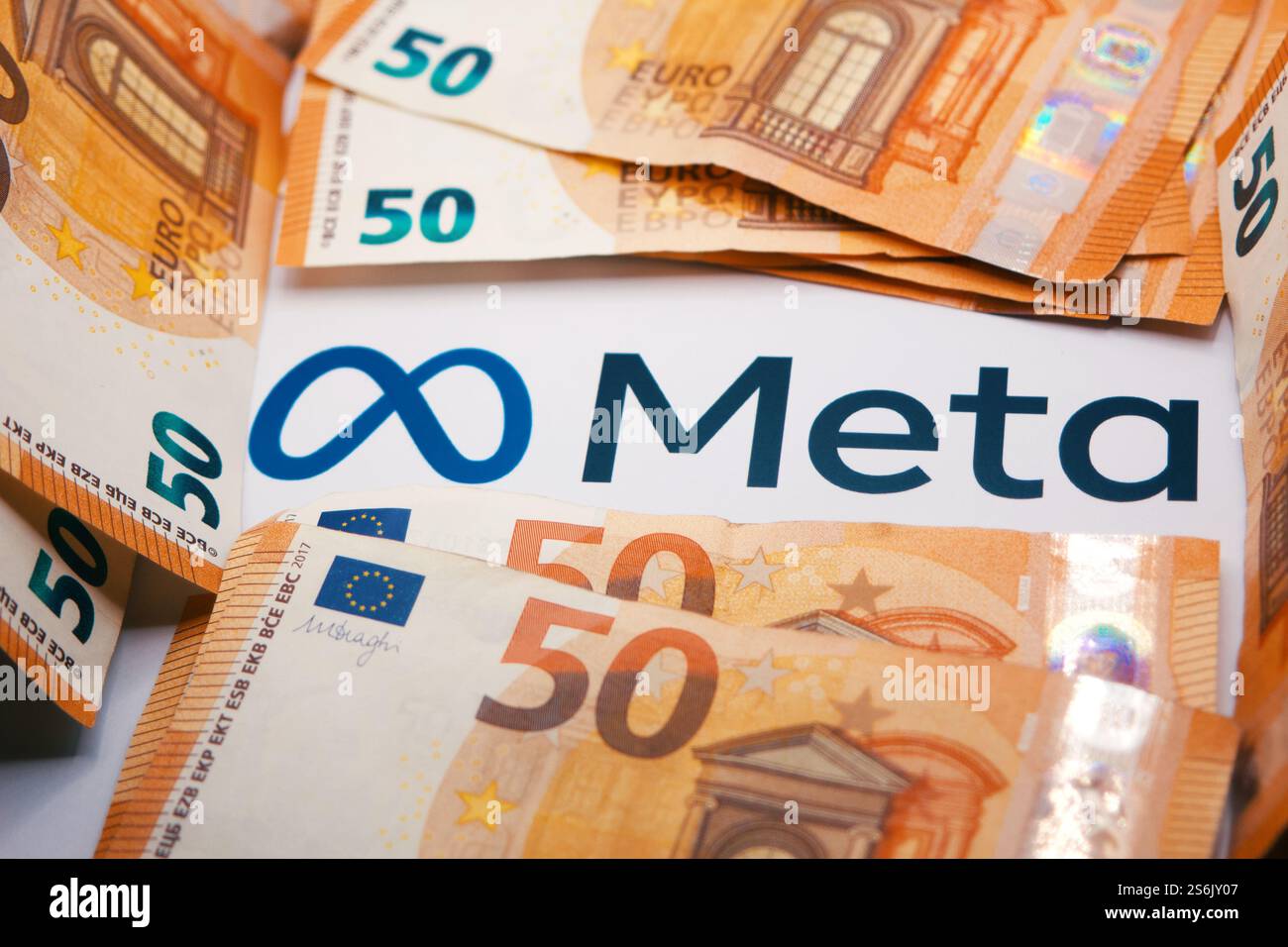 17 gennaio 2025, Firenze Italia, in questa foto illustrazione, logo Meta con banconote in euro. Foto Stock