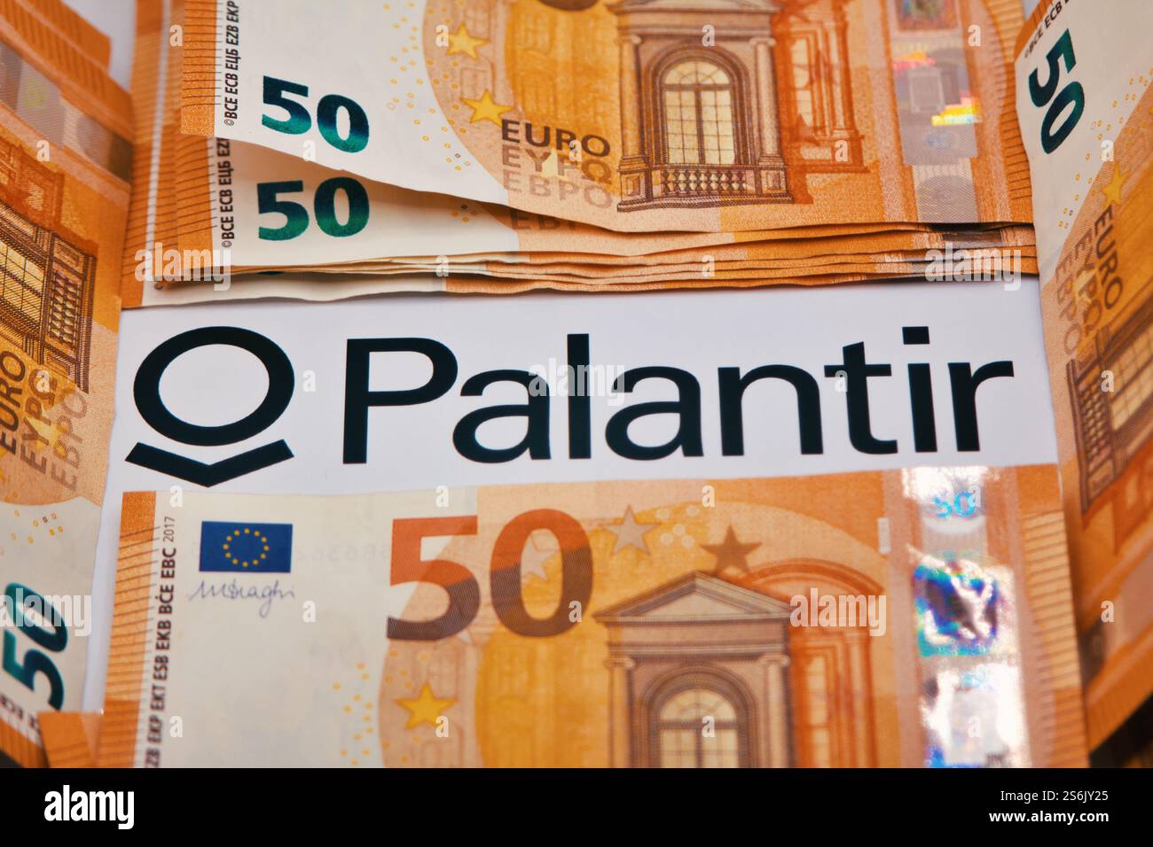 17 gennaio 2025, Firenze Italia, in questa foto illustrazione, logo Palantir con banconote in euro. Foto Stock
