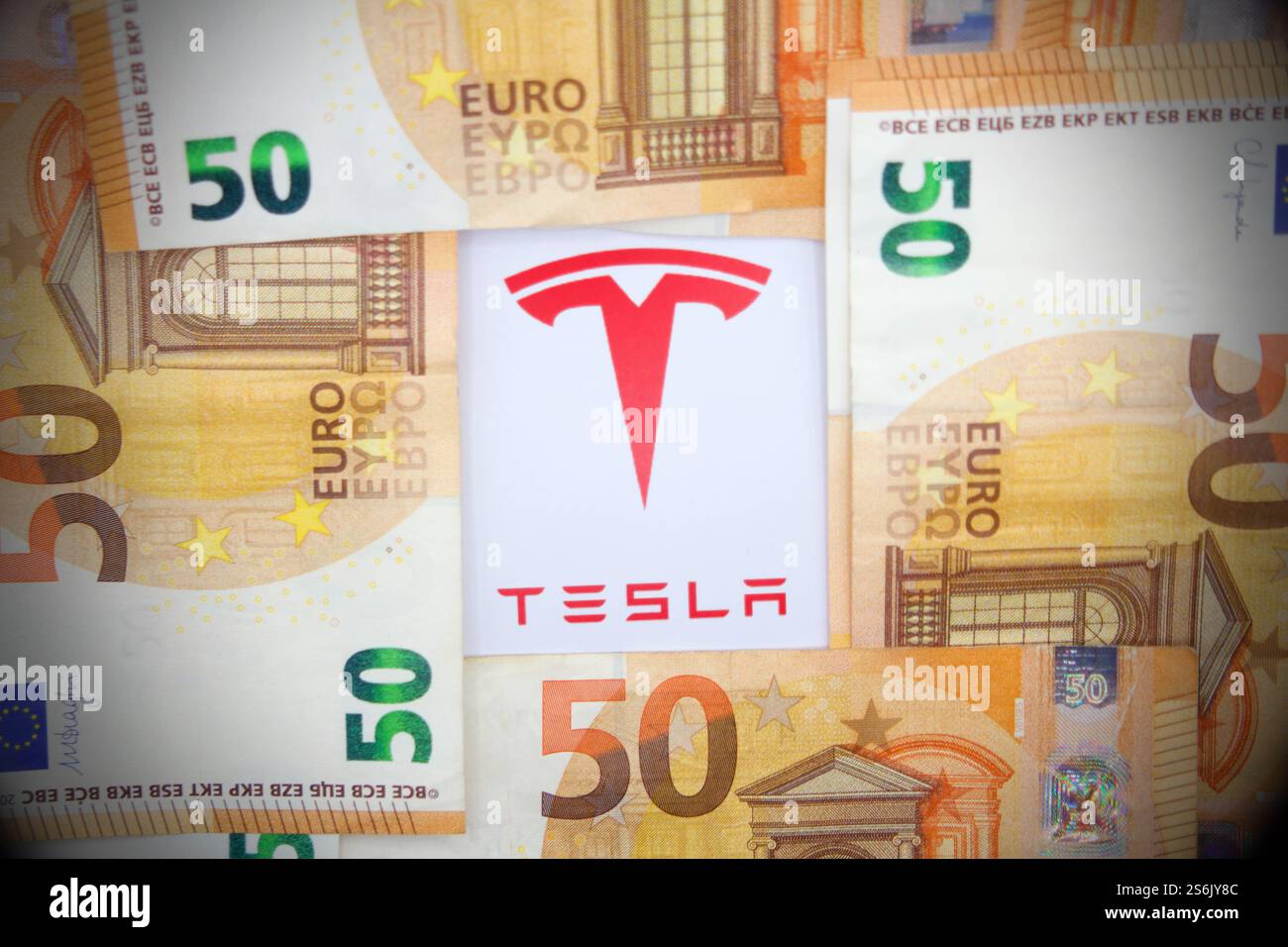 17 gennaio 2025, Firenze Italia, in questa foto illustrazione, logo Tesla con banconote in euro. Foto Stock